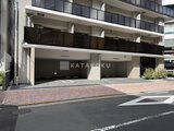 クレストコート王子 街路から見たモダンな外観と駐車場エントランス