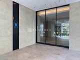 クレストコート王子 モダンな仕上げのエントランスホールと大型ガラスドア