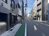 ラヴィエール荏原中延 前面道路から見た建物エントランス周辺と街並みの様子