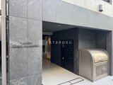 ラヴィエール荏原中延 モダンな石貼りファサードのエントランスと宅配ボックス