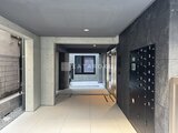 ラヴィエール荏原中延 エントランスホールから奥へ続く、モダンな印象の共用廊下