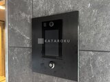 ラヴィエール荏原中延 石調タイルの壁に設置されたモダンな玄関用インターホン