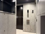 ラヴィエール荏原中延 モダンな壁面の落ち着いたエレベーターホール