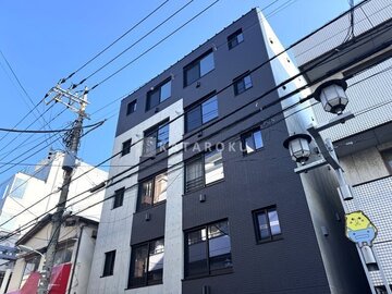 ラヴィエール荏原中延 青空を背景にした、濃紺と白のモダンな外観の建物