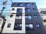 ラヴィエール荏原中延 白とダークグレーの配色が特徴的な建物の外観
