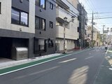ラヴィエール荏原中延 前面道路から見た建物の外観と街並みの様子