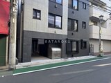 ラヴィエール荏原中延 前面道路から見たモダンな建物外観とエントランス