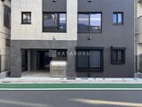 ラヴィエール荏原中延 前面道路から見たモダンな建物外観