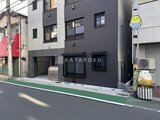 ラヴィエール荏原中延 前面道路から見たモダンな建物外観と1階部分の様子