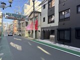 ラヴィエール荏原中延 商業施設が立ち並ぶ街道沿いに建つモダンな外観の建物