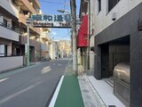 ラヴィエール荏原中延 駅前の商業エリアに位置する建物の前面道路から見た外観