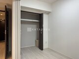ラヴィエール荏原中延 白を基調とした寝室から見たクローゼット空間
