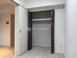 ラヴィエール荏原中延 黒い扉で仕切られた広めのクローゼット空間