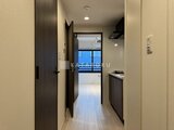 ラヴィエール荏原中延 キッチンと居室へ通じる廊下から見た開放的な空間