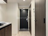 ラヴィエール荏原中延 モダンな色合いの玄関から廊下へつながる明るい空間