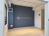 ラヴィエール荏原中延 モダンな濃紺アクセントウォール付きのリビングダイニング