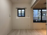 ラヴィエール荏原中延 黒枠窓から採光が入り開放的な1DKの居室
