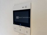 ラヴィエール荏原中延 壁に設置されたモダンなデザインのインターホンモニター