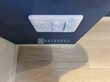 ラヴィエール荏原中延 天井に埋め込まれたモダンな照明とコンセント、木目調の床
