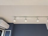 ラヴィエール荏原中延 紺色のアクセント壁と照明が落ち着いた印象のリビング空間