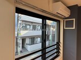 ラヴィエール荏原中延 開放的な窓から街並みを見下ろすリビングの様子