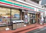 ラチューン文京小石川 前面道路から見たコンビニエンスストア併設の建物外観