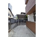 Chaleureux表参道 エントランスアプローチから見た建物入口と駐車スペース