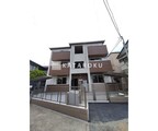 Chaleureux表参道 落ち着いた色合いの外壁と金属製フェンスを備えた建物の正面外観