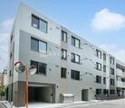 ラヴィエール大島＆mew モダンな外観の建物、1階に駐車場を備えた開放的な佇まい