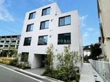アラート杉並堀ノ内 白い外壁とガラス窓が特徴的なモダンな建物外観