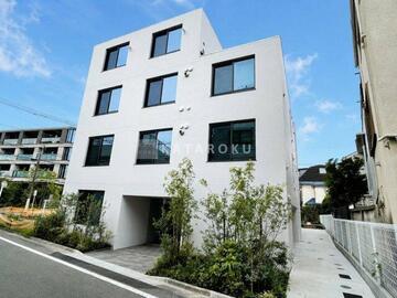 アラート杉並堀ノ内 白い外壁とガラス窓が特徴的なモダンな建物外観