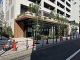 ザ・パークハビオ白金高輪 建物低層部の木調の外観と緑に囲まれたエントランス