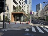 ザ・パークハビオ白金高輪 建物前の広場に木造の店舗施設と街路が広がる外観