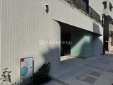 ザ・パークハビオ白金高輪 モダンなタイル張りの建物外観とエントランス入口