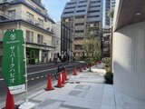 ザ・パークハビオ白金高輪 建物エントランスへ向かう開放的なアプローチ通路