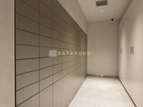 ザ・パークハビオ白金高輪 モダンな壁面収納と白を基調とした落ち着いた廊下空間