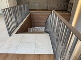 ザ・パークハビオ白金高輪 地下へ続く階段と金属製手すり付きの下りの様子