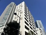ザ・パークハビオ白金高輪 モダンな外観と開放的なエントランスを備えた建物前面