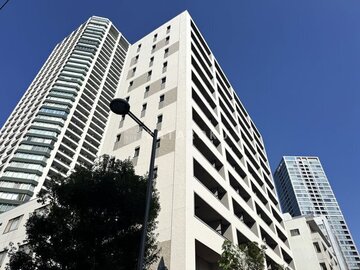 ザ・パークハビオ白金高輪 モダンな外観と開放的なエントランスを備えた建物前面