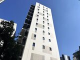 ザ・パークハビオ白金高輪 青空を背景に見上げた白を基調とした建物外観