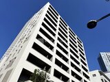 ザ・パークハビオ白金高輪 下から見上げた白色モダンな建物の外観