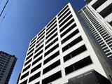 ザ・パークハビオ白金高輪 晴れた空を背景に佇むモダンな建物の外観