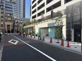 ザ・パークハビオ白金高輪 街路樹が植わりモダンなエントランス前の開放的な歩道空間