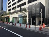 ザ・パークハビオ白金高輪 前面道路から見たモダンな低層部と高層住宅棟が調和した建物外観