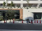 ザ・パークハビオ白金高輪 前面道路から見たモダンな建物のエントランス周辺