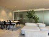 ザ・パークハビオ白金高輪 観葉植物と丸いソファが配置された落ち着いたラウンジスペース