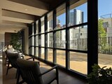 ザ・パークハビオ白金高輪 大きな窓から街並みを眺める開放的なラウンジスペース