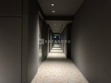 ザ・パークハビオ白金高輪 落ち着いた色調でまとめた廊下の奥行きのある様子