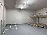ザ・パークハビオ白金高輪 駐輪場の広い室内空間に整理された自転車ラック