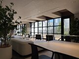 ザ・パークハビオ白金高輪 緑を配置した開放的なラウンジスペースと眺望を楽しめる共用部